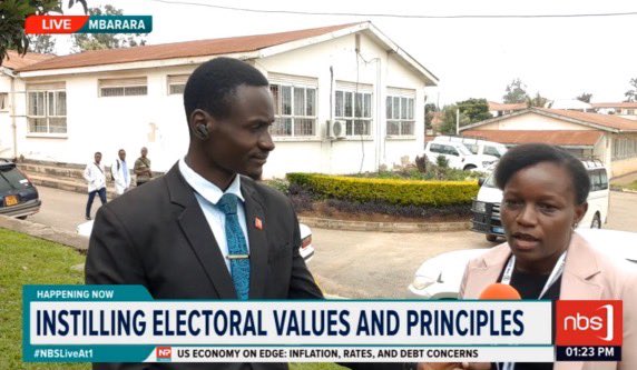 The Electoral Commission in Mbarara has embarked on training of polling day officials and commissioners at higher education institutions, starting with Mbarara University of Science and Technology. 

@alexmugasha1 

#NBSLiveAt1 #NBSUpdates