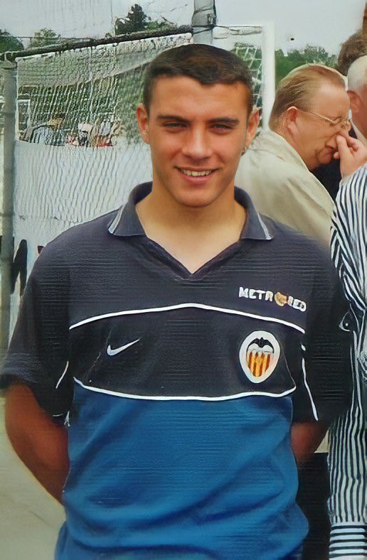 Hoy cumple 39 años Carlos «Chispa» Bellvis Llorens. Ex-jugador del Mestalla, disputó 4 partidos amistosos con él Valencia CF en la temporada 2005-2006. Actualmente está sin equipo tras haber jugado en la AD Alcorcón hasta julio de 2022.