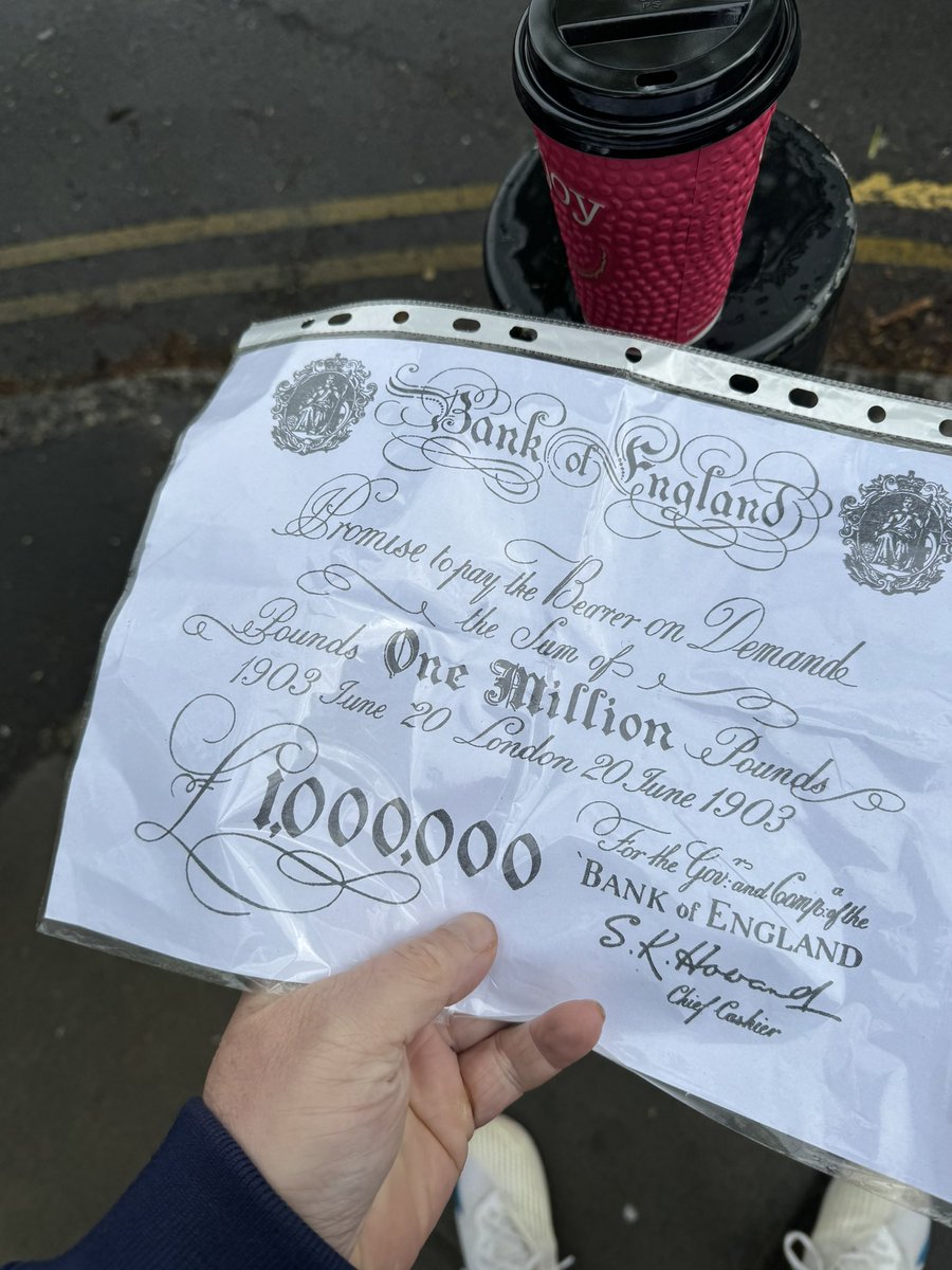 sqlartist's tweet photo. They say pay it forward but I hit the jackpot today. There was a Big Issue seller outside our local shop. He was there all day in torrential rain so I gave him £20, I thought I would get the magazine, instead he gave me a bank note worth 1 million pounds https://t.co/6rYdqoKcl9