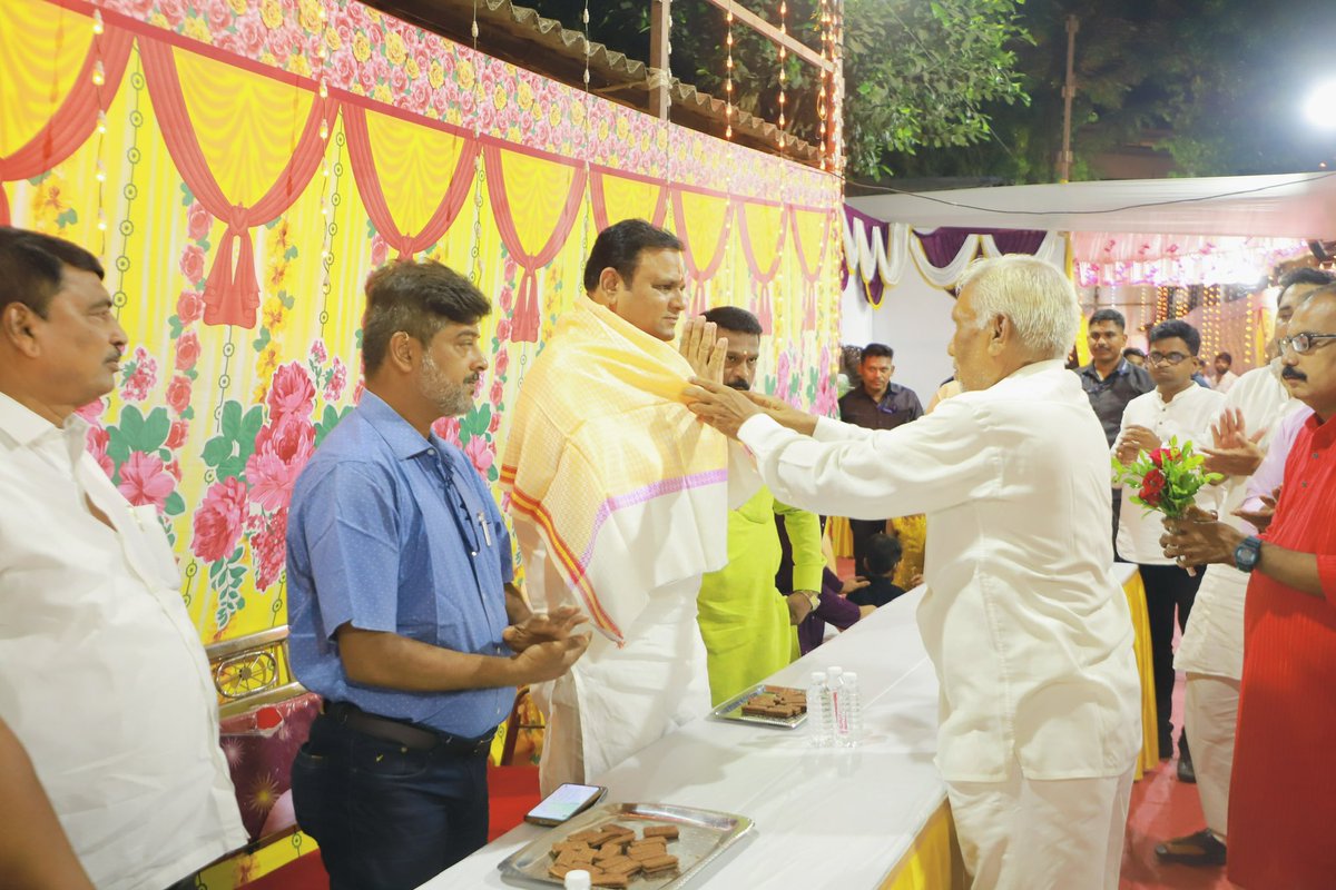 rahulnarwekar's tweet photo. "साई उत्कर्ष क्रिडा मंडळ" साई सदन चाळ रहिवाशी सेवा संघ (लालबाग) यांचा सौजन्याने हनुमान जयंतीनिमित्त आयोजित करण्यात आलेल्या श्री हनुमान जन्मोत्सव आणि श्री सत्यनारायणाची महापूजेला मी उपस्थित राहुन दर्शन घेतले आणि स्थानिक रहिवाशांच्या समस्या जाणून घेतल्या.

@narendramodi @AmitShah @JPNadda @Dev_Fadnavis @cbawankule @ShelarAshish @BJP4India @BJP4Maharashtra @BJP4Mumbai @bjp4smum @BJPYuvatiColaba

Conti_1/2