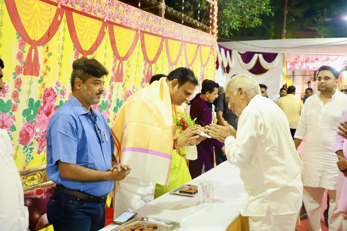 rahulnarwekar's tweet photo. "साई उत्कर्ष क्रिडा मंडळ" साई सदन चाळ रहिवाशी सेवा संघ (लालबाग) यांचा सौजन्याने हनुमान जयंतीनिमित्त आयोजित करण्यात आलेल्या श्री हनुमान जन्मोत्सव आणि श्री सत्यनारायणाची महापूजेला मी उपस्थित राहुन दर्शन घेतले आणि स्थानिक रहिवाशांच्या समस्या जाणून घेतल्या.

@narendramodi @AmitShah @JPNadda @Dev_Fadnavis @cbawankule @ShelarAshish @BJP4India @BJP4Maharashtra @BJP4Mumbai @bjp4smum @BJPYuvatiColaba

Conti_1/2