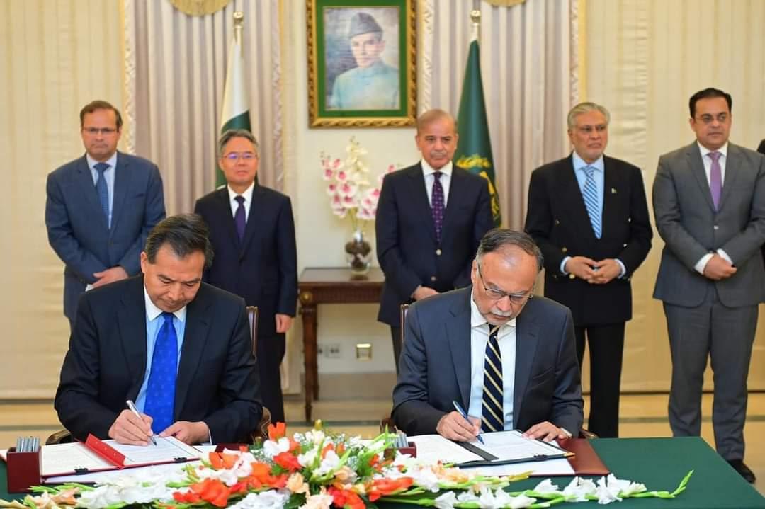 CPECOfficials's tweet photo. Prime Minister Muhammad Shehbaz Sharif witnessed the signing of MoUs between Pakistan and China regarding development planning and Human Resources Development initiatives, these agreements signify the enduring friendship between China and Pakistan. #CPECMakingProgress https://t.co/LsIJwq5B6x