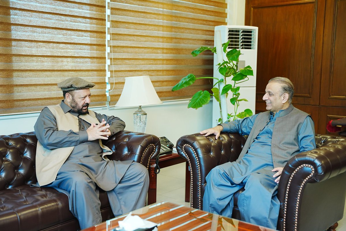 teamaleemkhan's tweet photo. وفاقی وزیر نجکاری، سرمایہ کاری بورڈ و مواصلات عبدالعلیم خان سے گلگت بلتستان کے وزیراعلیٰ حاجی گلبر خان کی ملاقات، وزیر زراعت انجینئر انور اور وزیر تعلیم گلگت بلتستان شہزاد آغا بھی موجود تھے۔
#AbdulAleemKhan #FederalMinister #Meeting #CMGilGit #HajiGulbarKhan https://t.co/p6yaSkLR3B