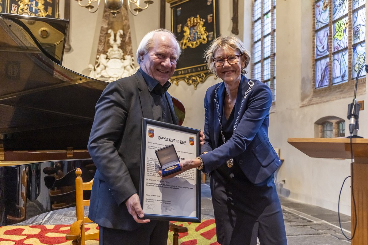 Schrijver Jan Brokken ontving gisteren de erepenning van de gemeente Albrandswaard. Met zijn boeken, waarin hij Rhoon beschrijft, draagt hij bij aan de gemeenschap, cultuur en geschiedenis van #Albrandswaard. 🏅👏
Lees verder 👉 albrandswaard.nl/actueel/erepen…