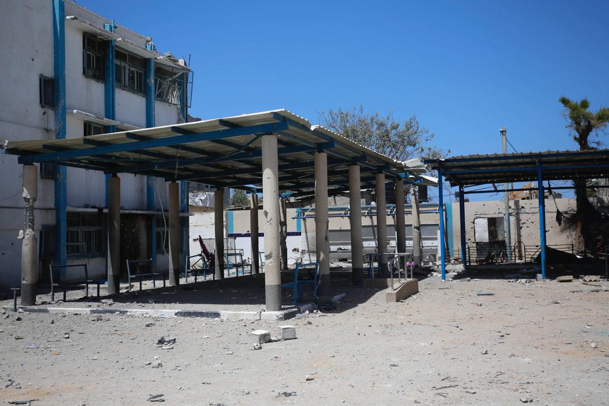 200 días después, los bombardeos y ataques a las instalaciones de UNRWA continúan en #Gaza. El 11 y 13 de abril, nuestra escuela-refugio en el campamento de Nuseirat fue atacada 3 veces, matando a siete personas y provocando más desplazamientos. Ningún lugar es seguro.
