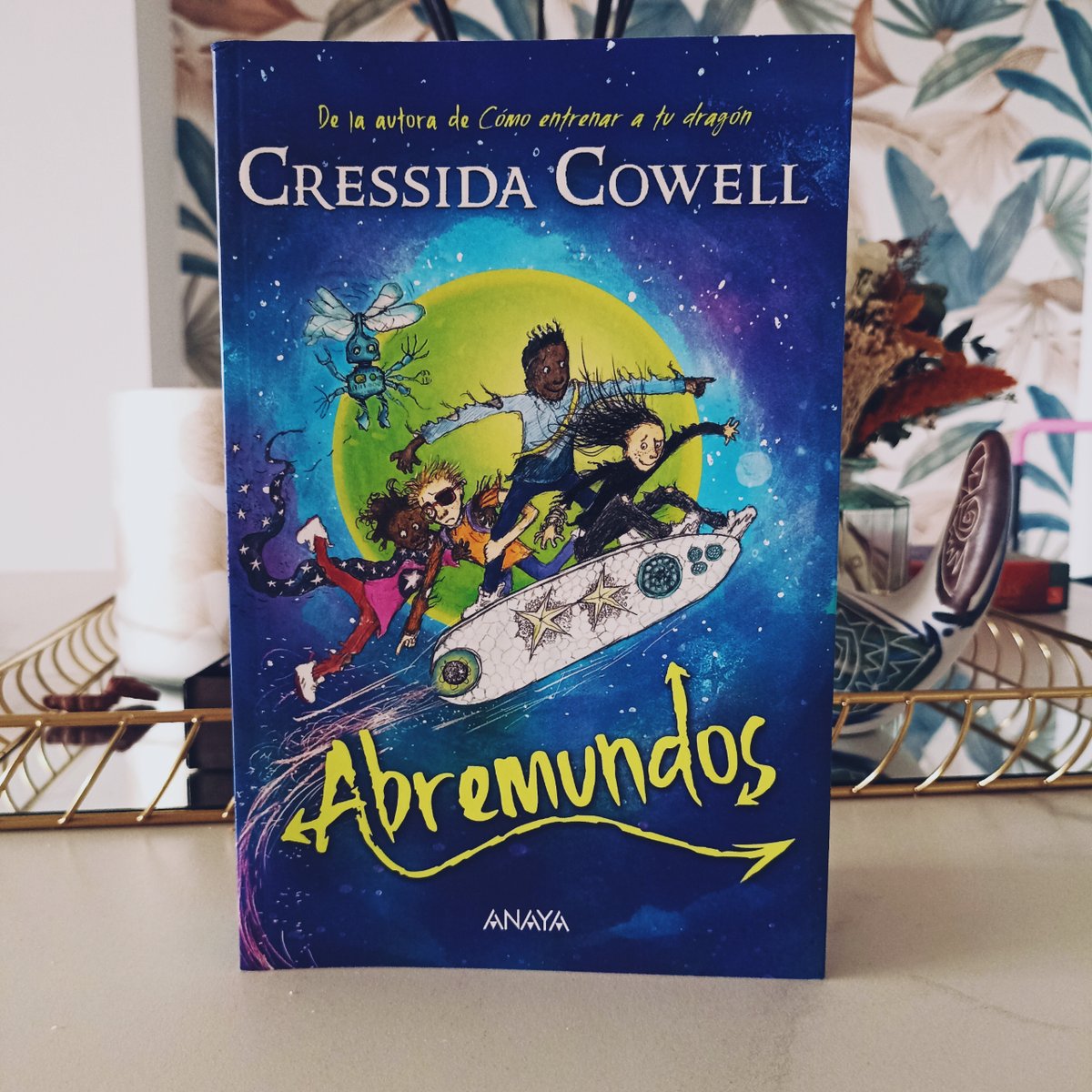 Una familia con un mágico secreto. Un niño con un importante don. Una historia que se sale de este mundo. La nueva saga de la autora del superventas 'Cómo entrenar a tu dragón', @CressidaCowell  👉 Info acortar.link/EmeFzv 📖 Primeras páginas acortar.link/pw1l8F