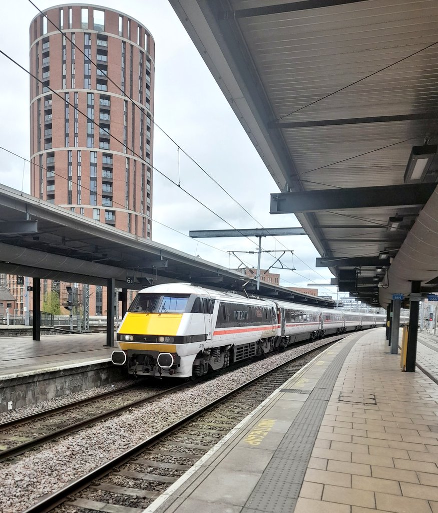 INTERCITY 91119 arrives at Leeds on 1D06 0833 from London KX.