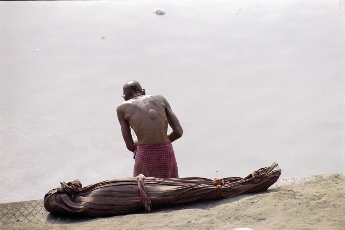 Варанаси, город мёртвых и ещё живых.
Индия, 1997 г.