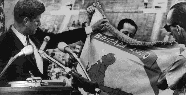 El 24/4/61 Kennedy asumió la responsabilidad por la derrota en Girón. Tras pagar la indemnización se reunió con los mercenarios (29/12/62) y les aseguró que les devolvería la bandera en una Habana Libre. #Fidel respondió: 'No sabemos si hay algún bar en Miami que se llame así'...