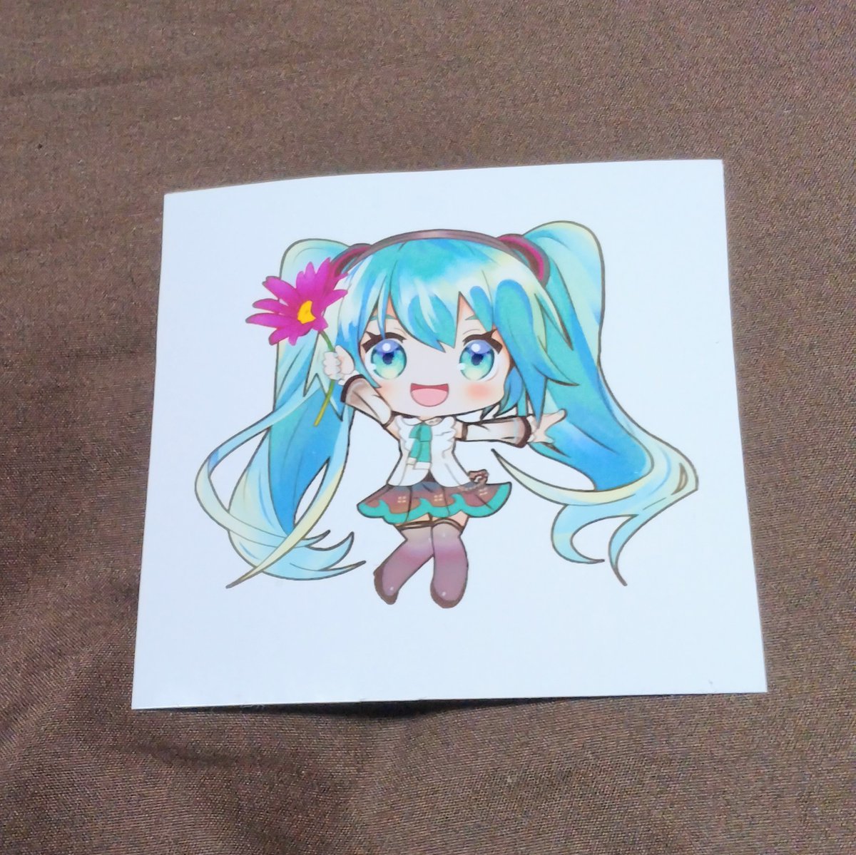 初音ミク 「ご購入してくれた人にシールを差し上げる予定です。型抜きにはなっていないので、四角」|milktea＋のイラスト