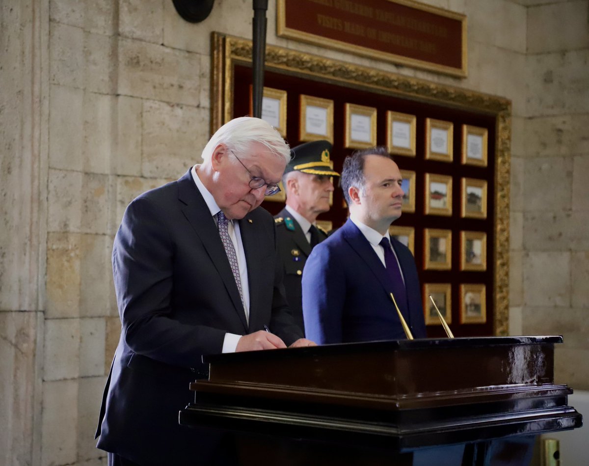 Almanya Cumhurbaşkanı Steinmeier’in #Anıtkabir Hatıra Defteri’ne yazdığı mesaj: Almanya Cumhurbaşkanı olarak Türkiye Cumhuriyeti’nde olmaktan ve bu devletin Atası Mustafa Kemal #Atatürk’e derin saygılarımı sunmaktan büyük şeref duyuyorum.