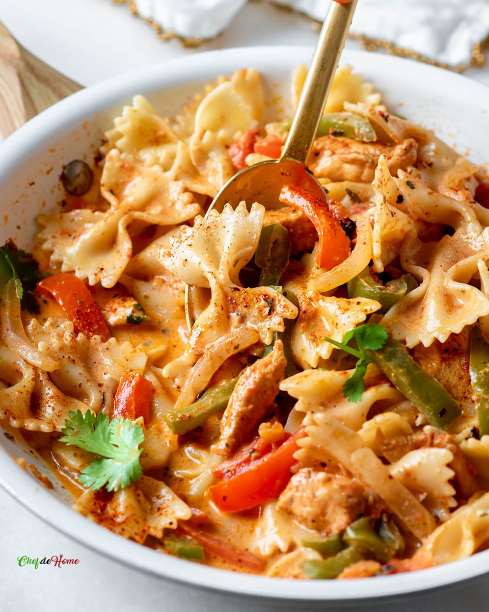 Chicken Fajita Pasta 👉chefdehome.com/recipes/954/ch… A delicious marriage of spicy Mexican #Chicken Fajitas and creamy Italian Pasta Sauce. With only 10 minutes of prep, this Chicken and Pasta recipe is a perfect weeknight #dinner.