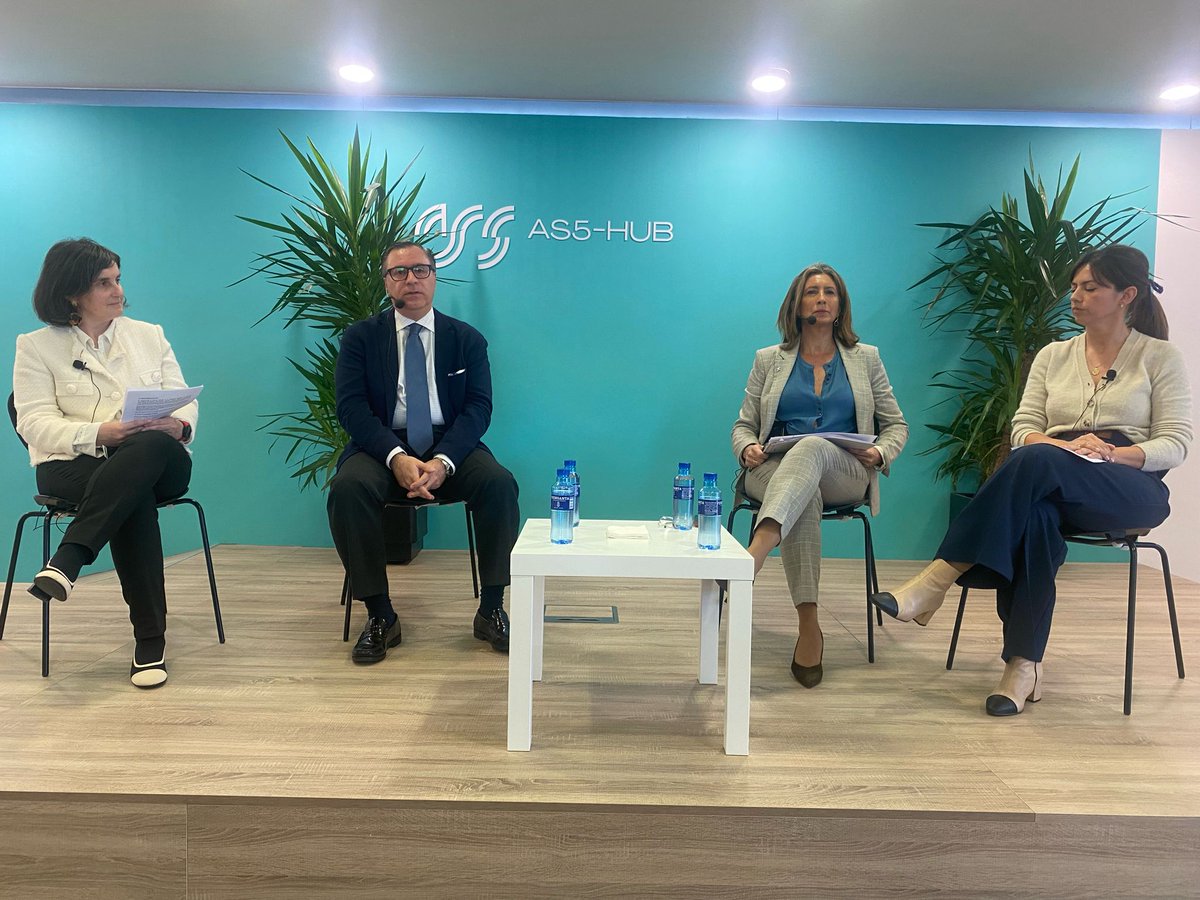 IdonialTech's tweet photo. @IdonialTech participa en la Jornada "Forjando alianzas: Perspectivas del sector defensa en Asturias" organizada por el @Defensagob #OFICAEX y @agenciasekuens en Gijón.
En la imagen, nuestra compañera Paula Queipo moderando la mesa de Asociaciones industriales de defensa. https://t.co/aP2I12nIWq