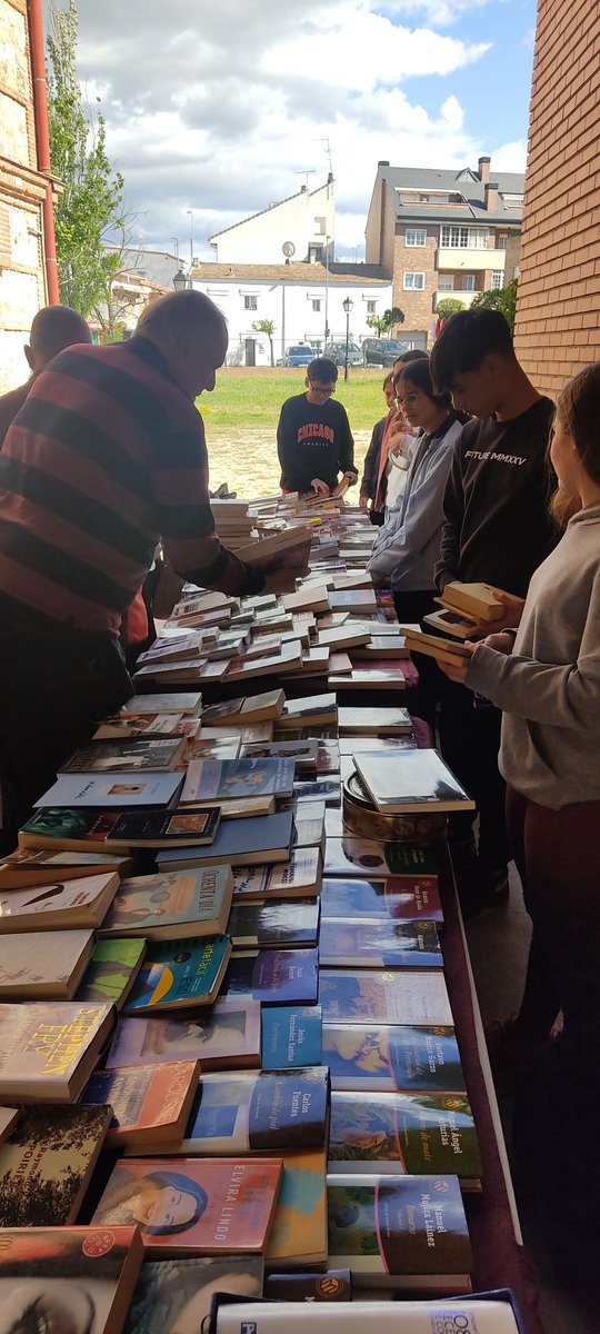 Bibliotecapardi's tweet photo. OFERTÓN de abril ¡Que nos los quitan de las manos!...Anímate y pásate a ver nuestro #mercadillosolidario.Este año toca@iessapereaude https://t.co/BXPa0sSdgC