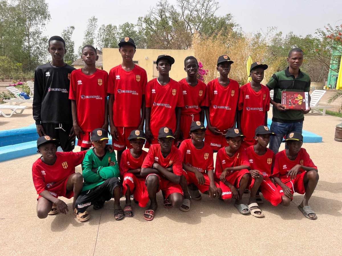 🇸🇳 A l'initiative de notre partenaire, société 𝐀𝐭𝐞𝐱, une équipe de jeunes footballeurs du 𝗦𝗲́𝗻𝗲́𝗴𝗮𝗹 ont eu le plaisir de recevoir une tenue complète du club. 🧢👕

😁 Merci à P. Gourault pour ce #don envers ces jeunes !