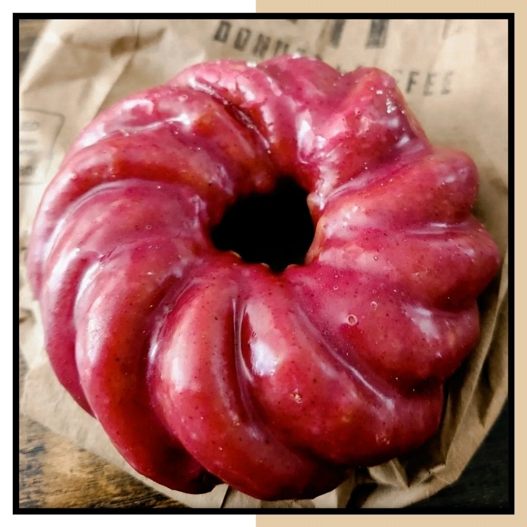 I got to say a little pink, is definitely helping the mood today, and the blueberry fizz has it! An all maine real blueberry dipped frosting with the added brightness of fresh ginger makes this a must when the weather is struggling
#cookedinlard #donuts  #Cafe #portlandmaine