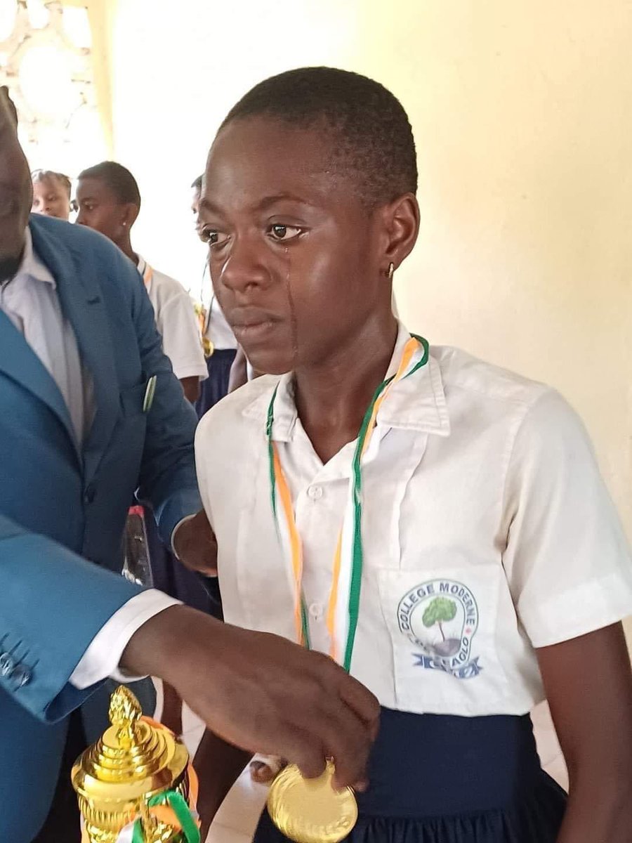 cherifmohamed_'s tweet photo. Lors de la troisième édition du concours Miss Mathématiques organisé par la Jeunesse Estudiantine et Scolaire de Blolequin le 20 avril 2024, Mlle Hépié, élève au Collège Moderne De Zeaglo, a été proclamée lauréate du concours de mathématiques niveau 4e. 

Son émotion palpable, marquée par des larmes de joie, a souligné l'importance de cette victoire pour elle. 

Il est également noté qu'elle avait remporté le titre de Miss Mathématiques l'année précédente lorsqu'elle était en 5e.
Félicitations Mlle Hépié 🎉 🎊🎉

Yacouba Gbané
