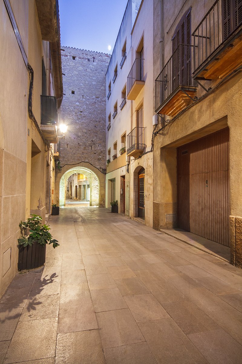 📷El Portal de Sant Antoni, del siglo XVI, fue declarado Bien Cultural de Interés Nacional. Es el único vestigio que conserva el aspecto original del segundo perímetro amurallado de Vila-seca y pertenece a la ruta de QRs lapinedaplatja.info/es/item/ruta-q…