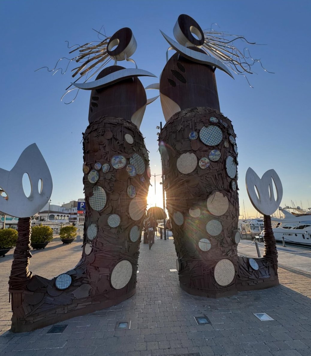 FOTO DESTACADA | 😍 Caminant pel passeig marítim de Cambrils, hi descobrireu el monument “En el Pla de les Serenes”, de l’artista David Callau.

📸 lluisrovirallurba a Instagram.

#Cambrils #FotoDestacada @CambrilsTurisme #CambrilsTurisme