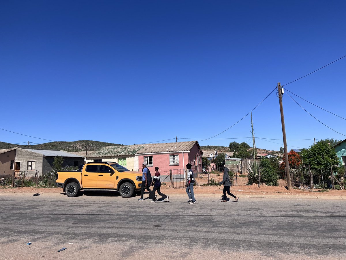 Ward 9 in Oudtshoorn Municipality has a by-election today and the area of Dysseldorp is buzzing. This an ANC stronghold, the by-election came after resignation of Chad Louw, who was the country’s youngest mayor at just 24. He has since joined the PA.