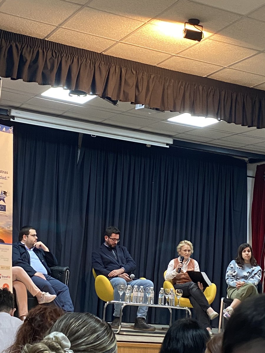 Son antiguos alumnos que nos cuentan su experiencia en FP y laboral dando a entender que la FP son unos estudios igual de válidos que la carrera. #CyACartuja #Reporterotuitero