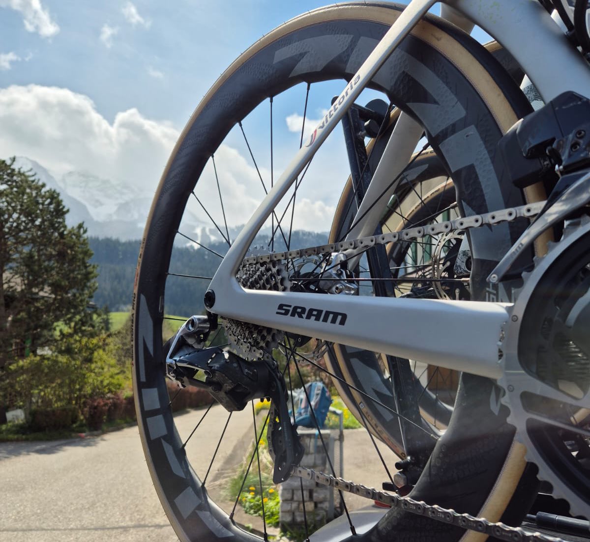 🇨🇭 #TDR2024

Stage 1️⃣ kicks off at 13:30 CET 

2631m of climbing over the 165.7km stage. 

We’re well equipped with our @bikeonscott | @SRAMroad | @ZippSpeed | @vittoriatyres set up 💪 

#RacingTheFuture