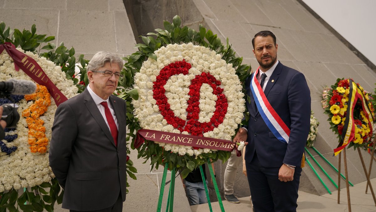 Sur les pas de Jean Jaurès dans la solidarité avec l'Arménie. La gerbe des insoumis est placée à l'entrée du mémorial aux victimes du génocide arménien.