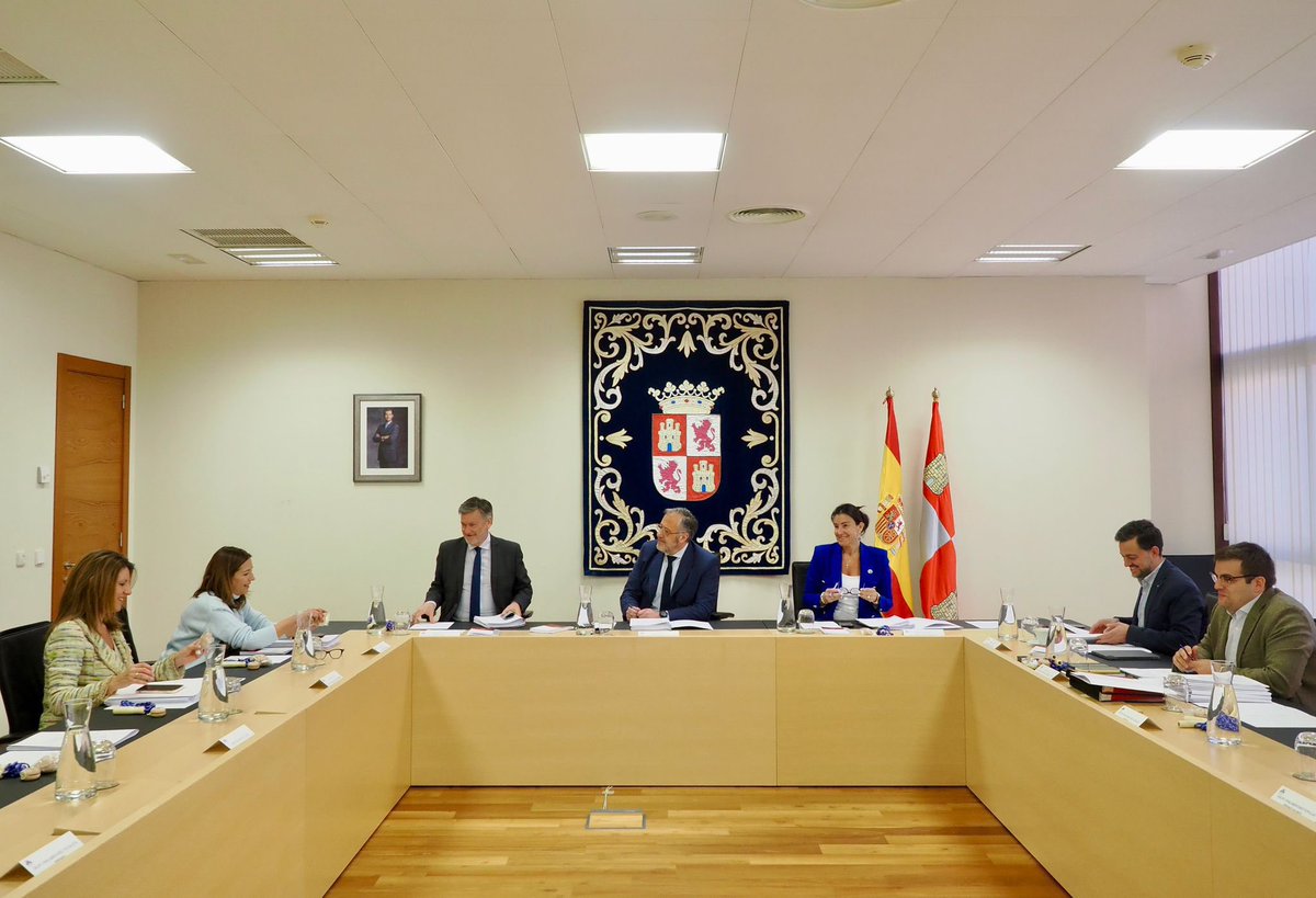 ppacocyl's tweet photo. Ya queda menos para que #CastillayLeón siga disfrutando de los mejores presupuestos para nuestra tierra que nos permitirán seguir siendo una sociedad competitiva y sostenible, siempre mirando al futuro.
📸 Mesa y Junta de Portavoces #CCyL. https://t.co/wbNUyVEaHo
