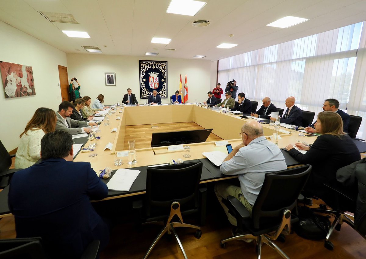 ppacocyl's tweet photo. Ya queda menos para que #CastillayLeón siga disfrutando de los mejores presupuestos para nuestra tierra que nos permitirán seguir siendo una sociedad competitiva y sostenible, siempre mirando al futuro.
📸 Mesa y Junta de Portavoces #CCyL. https://t.co/wbNUyVEaHo
