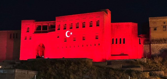 Zeka seviyesi 0'ın altında olan KDP'lilere şunu sormak istiyorum 
Burası Ankara'mı yoksa  Hewlêr'mi? 
Hewlêri Türkiye leştirdiniz.
Bravo