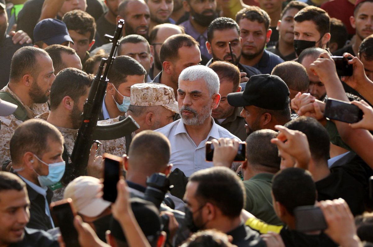 🔴 Hamas yetkilisi Yahya Sinvar'ın kısa bir süre önce çatışma bölgelerini teftiş ettiği ve mücahitlerle Gazze sokaklarında görüştüğü aktarılıyor. (Al-Arabi Al-Jadeed)