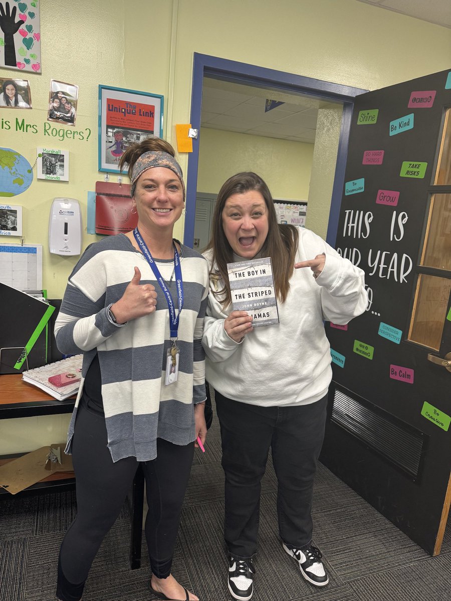 RogersRead's tweet photo. When your fellow reading teacher is dressed like one if your favorite books ❤️📚 https://t.co/PoaQEewNzW