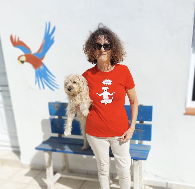 My Mum with one of her many t-shirts she has on #amazon - This one is 'Yoga dog' . If you would like to sniff it out, press you paw on this link for amazon uk amazon.co.uk/dp/B0CWMQNMGS?….  .