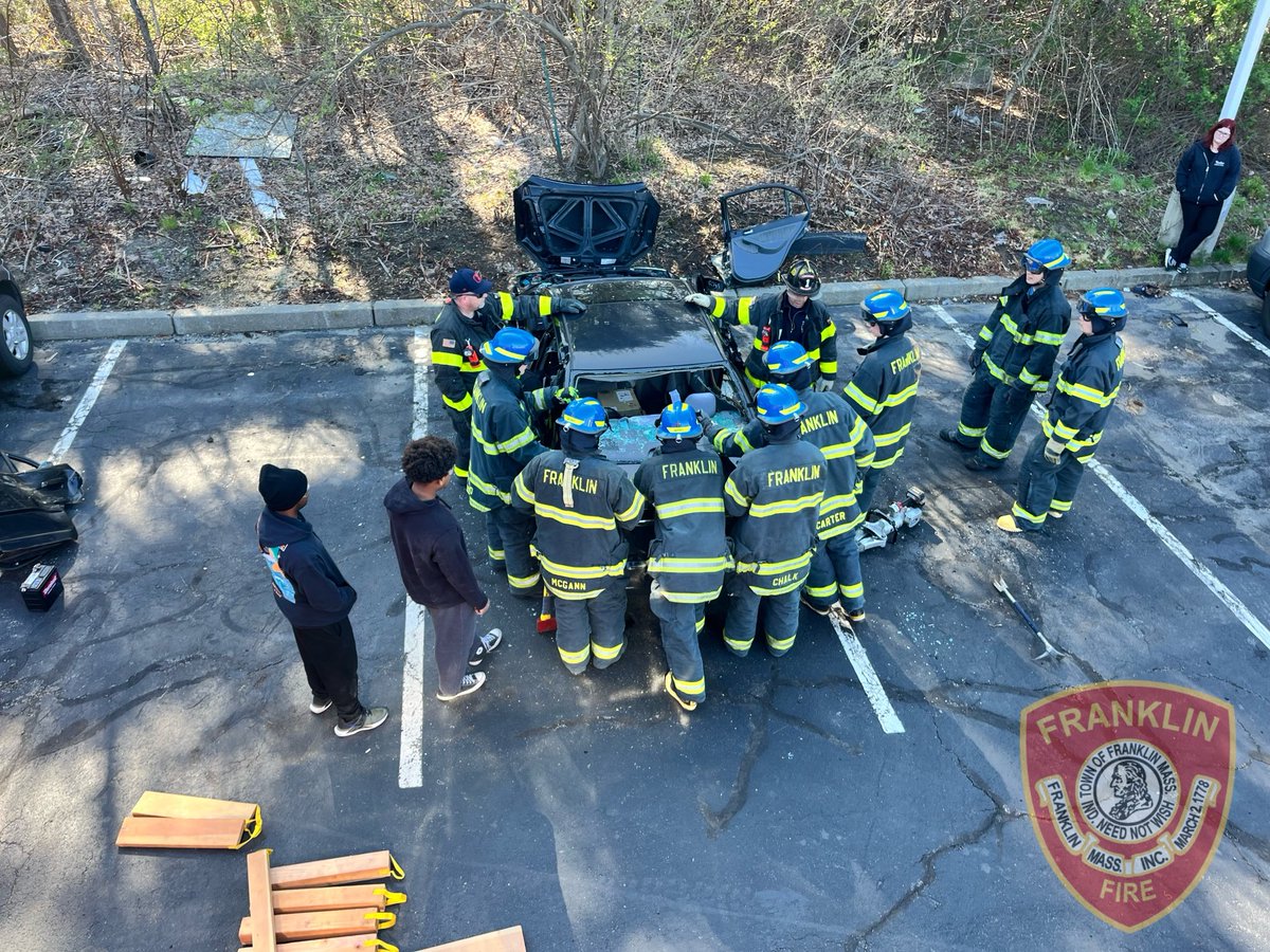 Auto extrication! Thank you to Vendetti Motors for donating a car for a Jaws of Life demo with our FHS Senior Project students! The students were able to see first hand the power of the extrication tolls used in the fire service. Thank you again to Vendetti Motors of Franklin!!🚒