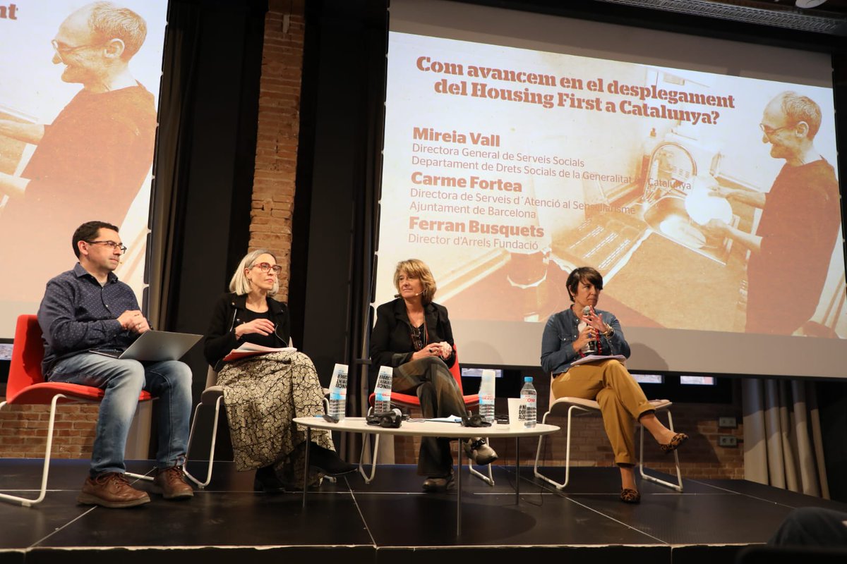 S’està implementant el model #HousingFirstaCatalunya? Conversem amb la Mireia Vall, directora de <a href="/dsocialscat/">Drets Socials i Inclusió</a>, la <a href="/carmefortea/">Carme Fortea</a>, directora de serveis d'atenció al sensellarisme de <a href="/bcn_ajuntament/">Ajuntament de Barcelona</a> i el <a href="/ferranb/">Ferran Busquets</a>, director d'Arrels.
