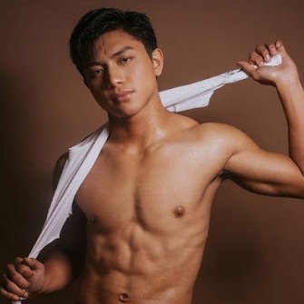 KapusoBuzz's tweet image. Kapuso hunk na si #RoyceCabrera, pasok din bilang cast ng most awaited upcoming Kapuso serye na #WidowsWar.

Congrats, Royce!
#KBScoop
#KapusoForever 
#KapusoBuzz