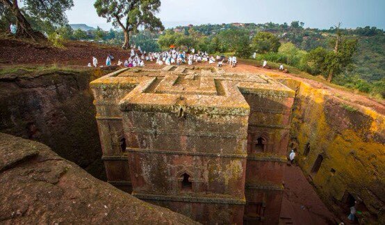 800 years ago, Ethiopian 🇪🇹 King Lalibela was inspired by a divine vision to carve a new Jerusalem from volcanic stone beneath his birthplace. Today, monolithic churches like Bet Giorgis in Lalibela stand as awe-inspiring testaments to his vision and are among Ethiopia's top…
