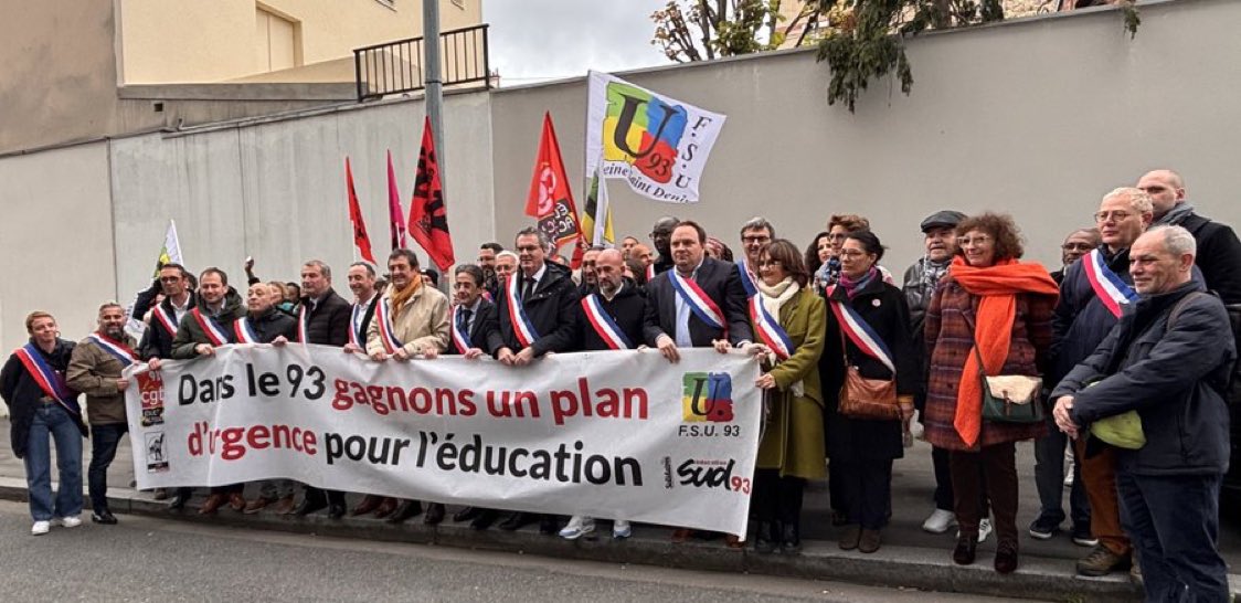 SudEducation93's tweet photo. ✊🏻 Soutien aux 12 maires qui ont mis en demeure l’état pour plus d’égalité en Seine Saint-Denis ! La répression n’est pas une option ! 🪧
#maires #93 #educationnationale #chocdessavoirs https://t.co/93HSHoqcdG
