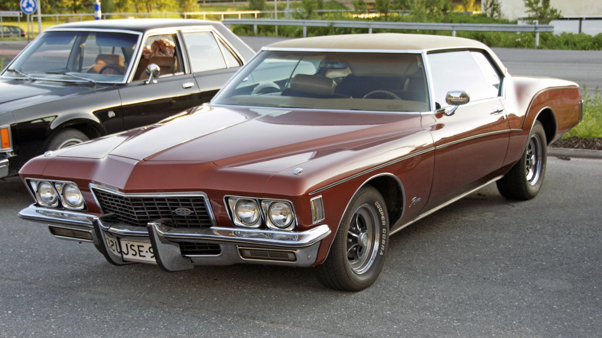 Honestly, I don't think all black with a dropped suspension is a 70s aesthetic. 
I wanted my parents to get a Buick Riviera, but they got an Oldsmobile Cutlass instead....
#familycar