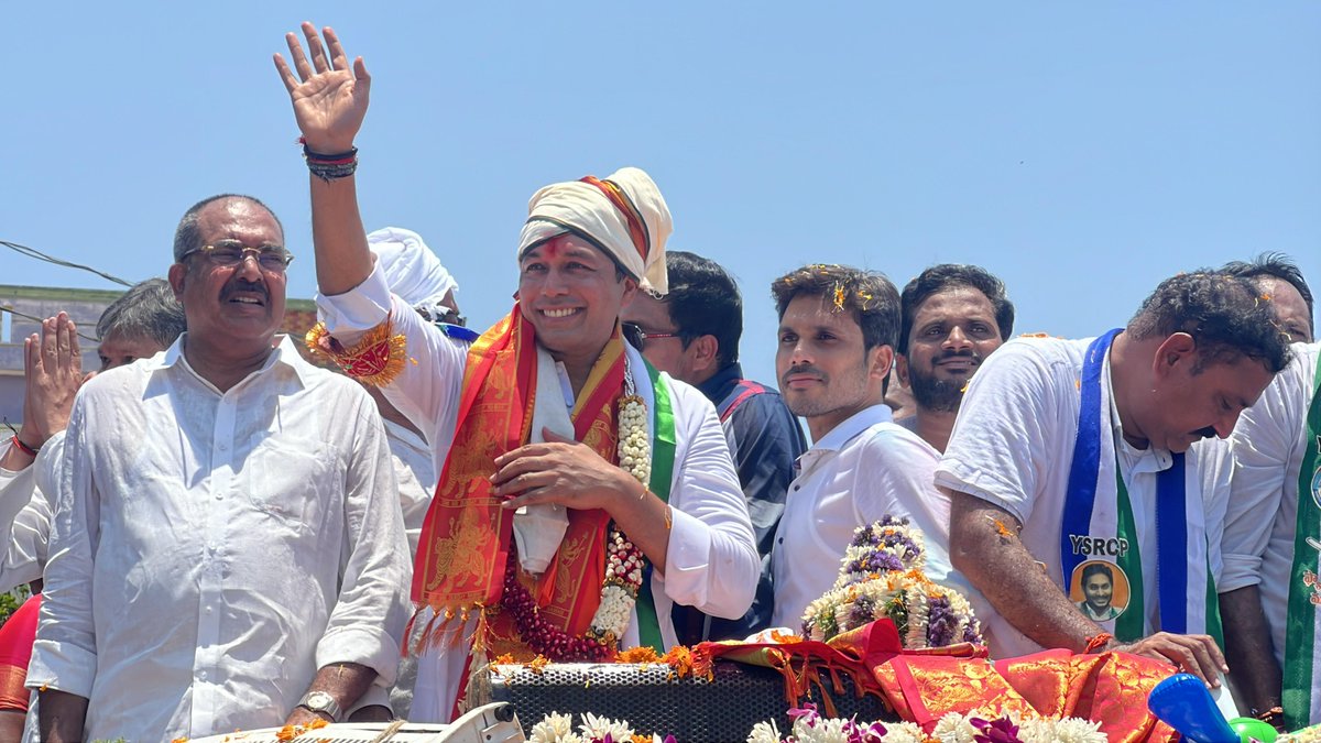 btrbsr's tweet photo. ఆత్మకూరు నియోజకవర్గం అభ్యర్థిగా విక్రమ్ రెడ్డి ఎమ్మెల్యేగా నామినేషన్ వేసేందుకు సత్రం సెంటర్ నుంచి మున్సిపల్ ఆఫీస్ వరకు భారీ  ర్యాలీతో అశేష జనం సమూహ మధ్యలో నామినేషన్ వేసిన మేకపాటి విక్రమ్ రెడ్డి.
#ఆత్మకూరునియోజకవర్గం #విక్రమ్రెడ్డి #మున్సిపల్పాలన #నామినేషన్ #ప్రజాసేవ #భారీర్యాలీ https://t.co/z6VZvrX0hp
