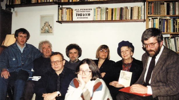 „The mixture of closely-knit friendships and commitment to poetry reminded me of Belfast in the 1960s” – said #SeamusHeaney on Kraków’s poetry scene in the book titled „Stepping Stones”. In the 📸: the poet with W. Szymborska, S. Barańczak, P. Sommer. Courtesy of J. Illg 🇵🇱🤝🇮🇪