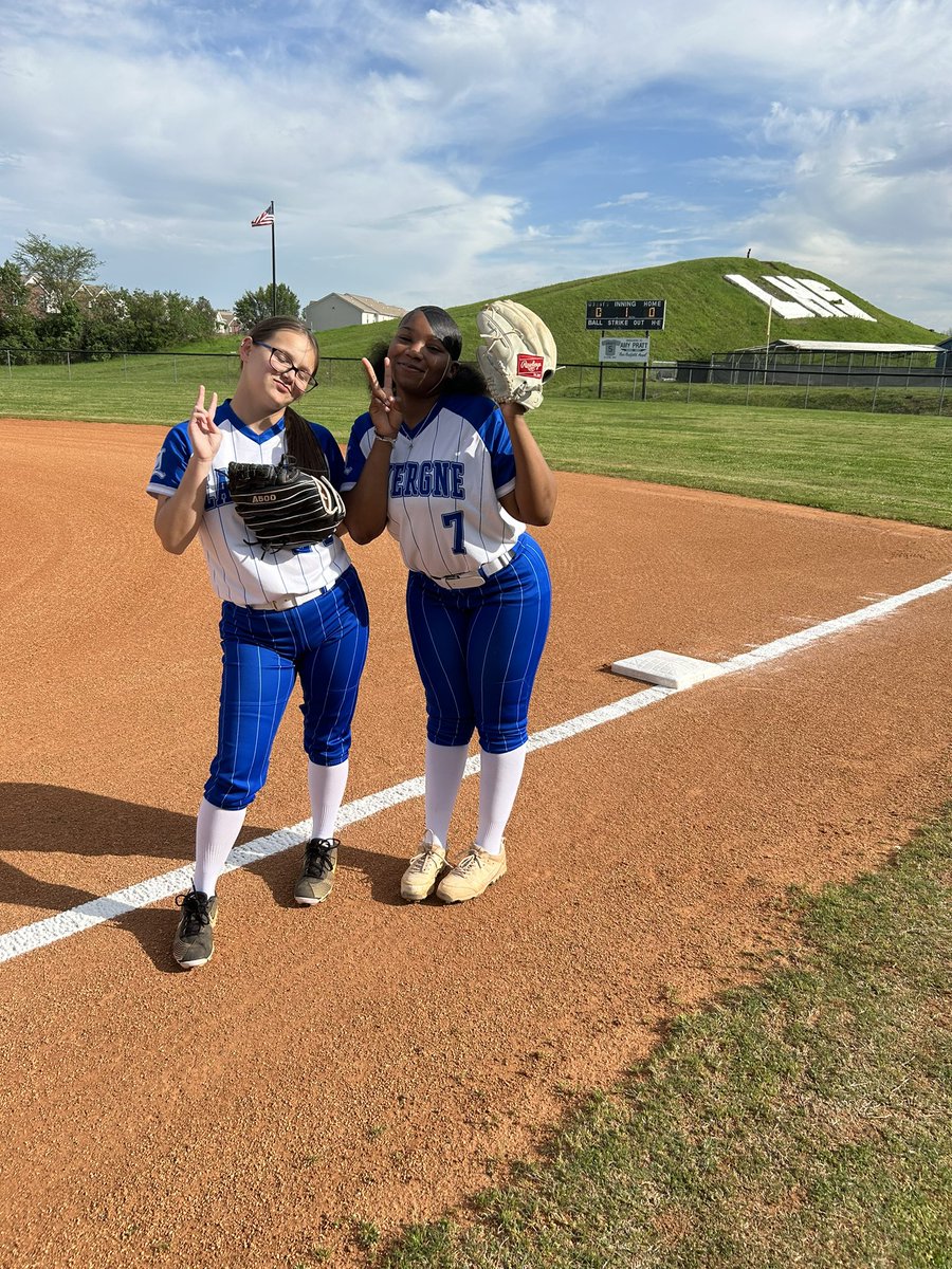 ladywolverines_'s tweet photo. Senior Night!! Come out and support these two seniors! We play Smyrna at 7. We will have senior night activities around 6:30! @LHSintheNews https://t.co/30xzGV3THd