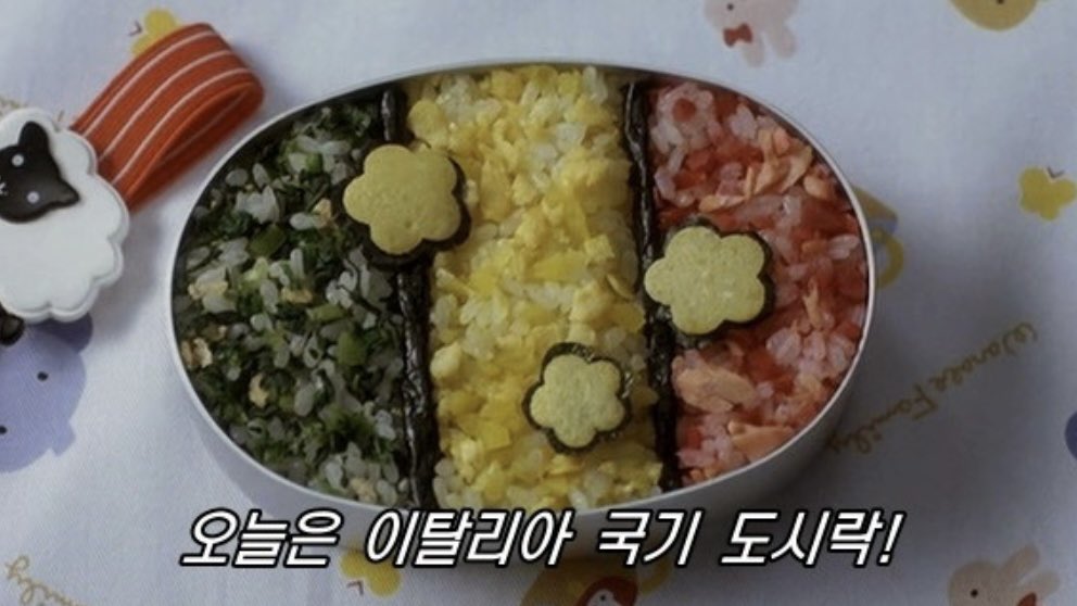 yu2ike22's tweet photo. 일본에서는 도시락을 싸서 갖구 다니는 문화가 발달해서 그런지 영화나 드라마가 많은 것 같으다 <논짱 도시락> 귀여운 포인트가 가득 감긴 도시락이 나오는 영화! 겉으로 보기에는 김도시락! 이지만 차곡차곡 영양소를 쌓아서 만든 엄청난 도시락이라는 사실… 논짱과 친구들이 귀엽고 따뜻한 영화! https://t.co/caR6LkIoxk