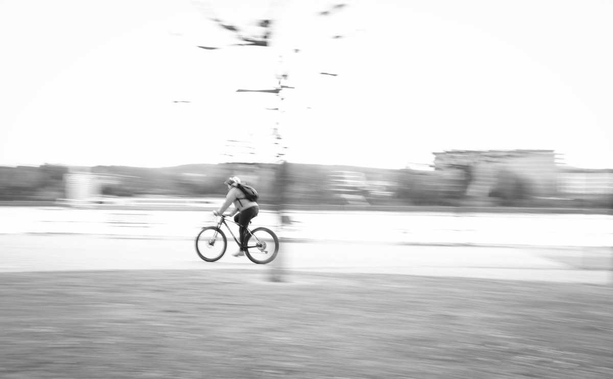 1/15 of a second.
Overexposed, blurred and out of focus.
Nothing here is random, exactly what I wanted.
#x100f #streetphotography #fujilove #paning #blurred