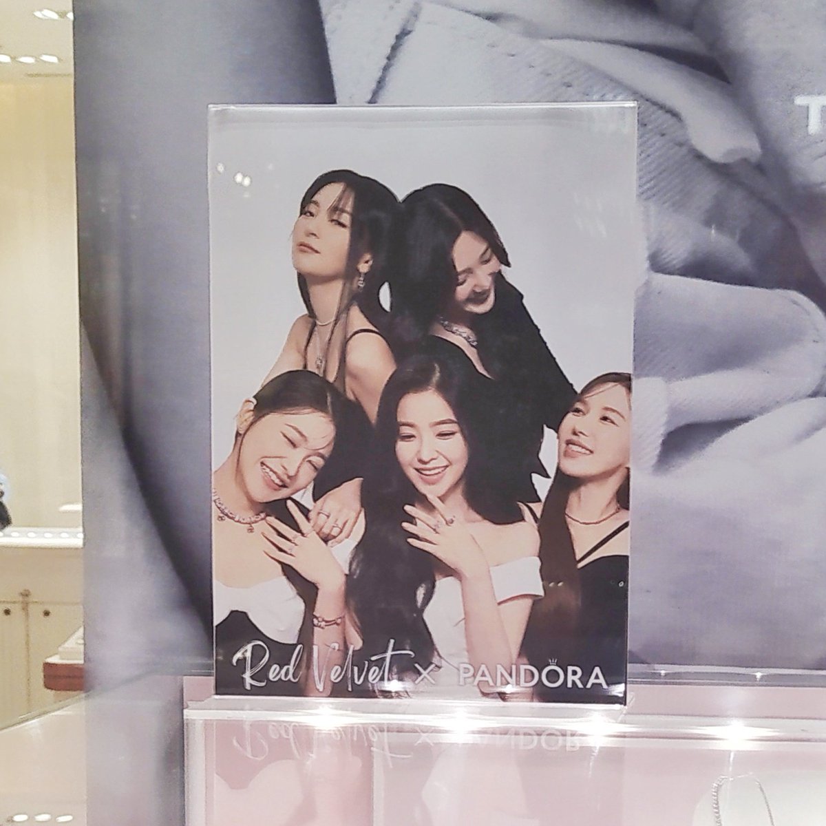 visited pandora store and spotted the red velvet photo ad! yeri is the only member shown in the display 🥹