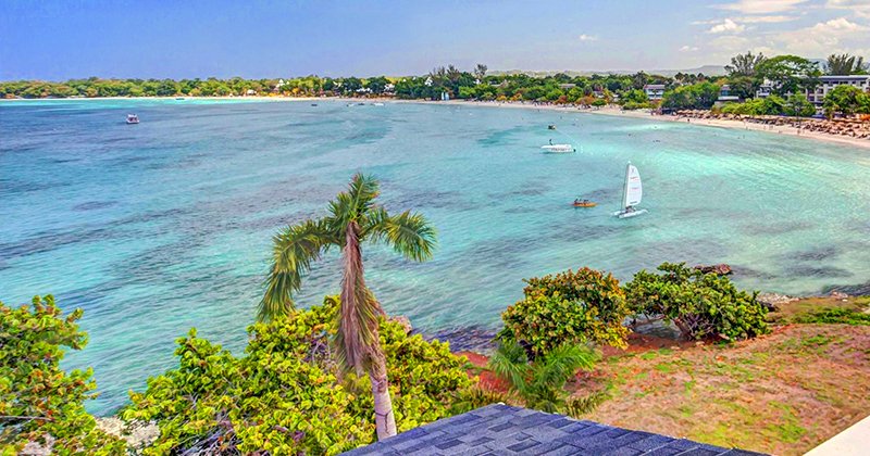 Royalton Negril – where the views are scenic and the island rhythms are free-flowing. 🌴⛵️🌊 
best-online-travel-deals.com/beachfront-res… #jamaica #vacation #allinclusive #beach