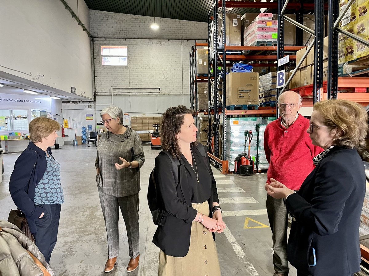 BancAlimentsBcn's tweet photo. Avui ens ha visitat  Mrs. Mairi Gougeon, ministra d'Afers Rurals, Reforma Agrària i Illes d’Escòcia, acompanyada de Mrs. Aileen Bearhop, cap de Creixement de la Indústria, Divisió d'Aliments i Begudes. Les han rebut el president del Banc dels Aliments, en Lluis Fatjó-Vilas i la nostra Directora, Elisabet Viladomiu, que els han explicat de primera mà la feina del Banc, la nostra història, els reptes i plans estratègics, així com diversos dels nostres departaments.

A la visita també hi ha assistit Susanna Rivero, responsable d'Afers Exteriors i Cooperació del Departament d'Acció Climàtica de la Generalitat de Catalunya. 
Thanks for your visit, @scotgov @accioclimaticacat!