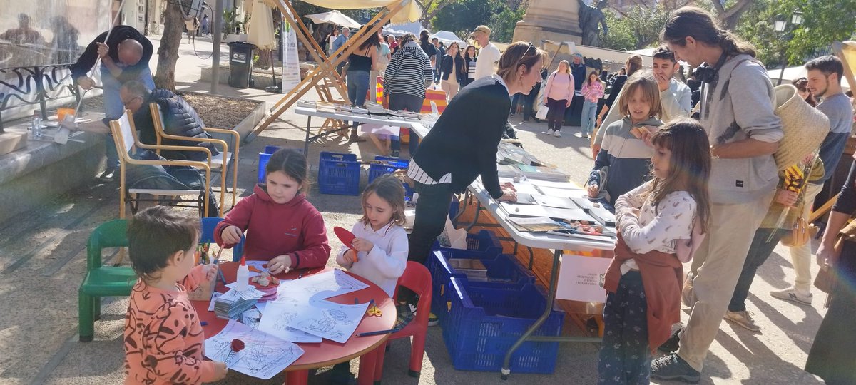 🌹📚Moltes gràcies a tots els que vareu venir ahir a visitar la paradeta de venda de llibres del MAEF - Museu Arqueològic d'Eivissa i Formentera a Vara de Rey i ens vàreu acompanyar en la 𝐃𝐢𝐚𝐝𝐚 𝐝𝐞 𝐒𝐚𝐧𝐭 𝐉𝐨𝐫𝐝𝐢. #santjordi2024 #diadelllibre2024 #viuelmaef