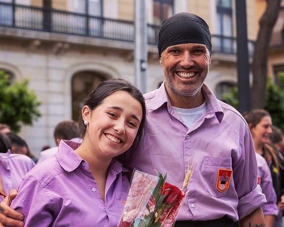 Estrena de camisa per Sant Jordi…que guay !!!per molts anys fent castells junts  Aran 💜💜💜😍 !!! t’estimo !! (📸 @jordi_granero ) #castells #castellers #castelleres #humantowers #santjordi #tarragona #collajovexiquetsdetarragona