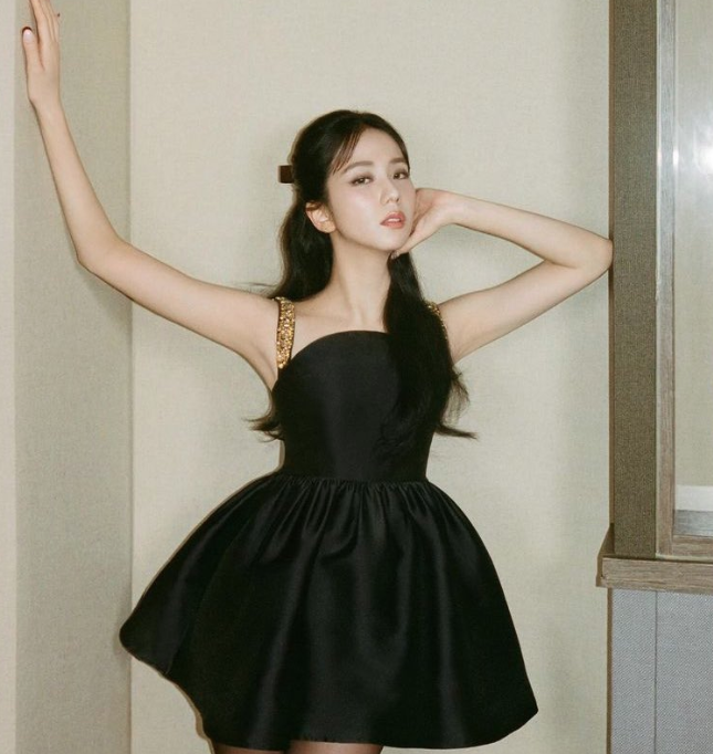 AboutMusicYT's tweet photo. BLACKPINK's Jisoo for Self-Portrait. https://t.co/I8CEq2D48z